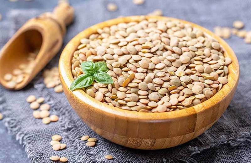 Đậu lăng nhỏ hơn và có hình tròn dẹt, không giống như đậu đỏ hay đậu xanh thường có hình bầu dục